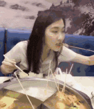 栗子|搞笑GIF趣图:美女，你是什么表情，究竟是好吃还是不好吃！