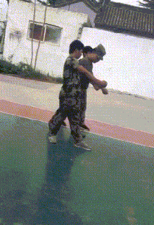 电动车|奇葩！电动车悬在半空中，接连电线杆充电？