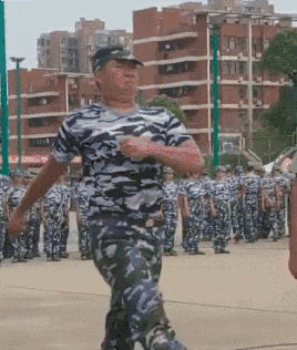 妹子|搞笑GIF动图:妹子,你没那技术就别跨栏了,这下尴尬了