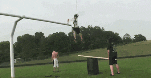 是在|搞笑gif趣图:感觉右边的人,不是在攀岩了,是在飞