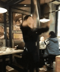 拉成|搞笑GIF:这头卡的进不来出不去,好无奈啊