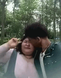 工头|GIF搞笑趣图：工头，不行啊！你这个帽子也太小了吧！