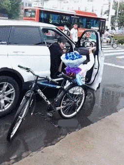 妹子|搞笑GIF趣图：大哥，你这有点太坏了，真是给妹子吓到了