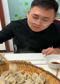 就是|搞笑GIF：以后坐公交再也不用担心没地儿扶了