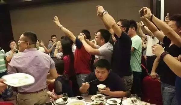 姑娘|搞笑GIF：姑娘，你有想过人家车子的感受吗