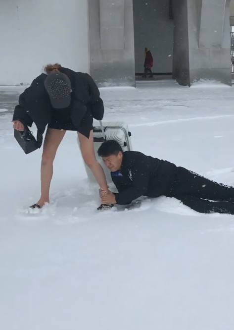小伙|小伙趴在雪地里抱着女友的大腿崩溃大哭,原因让人大跌眼镜