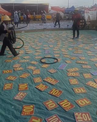 套圈|用自行车胎套圈你见过吗？遍地都是“钱”，圈到都是你的