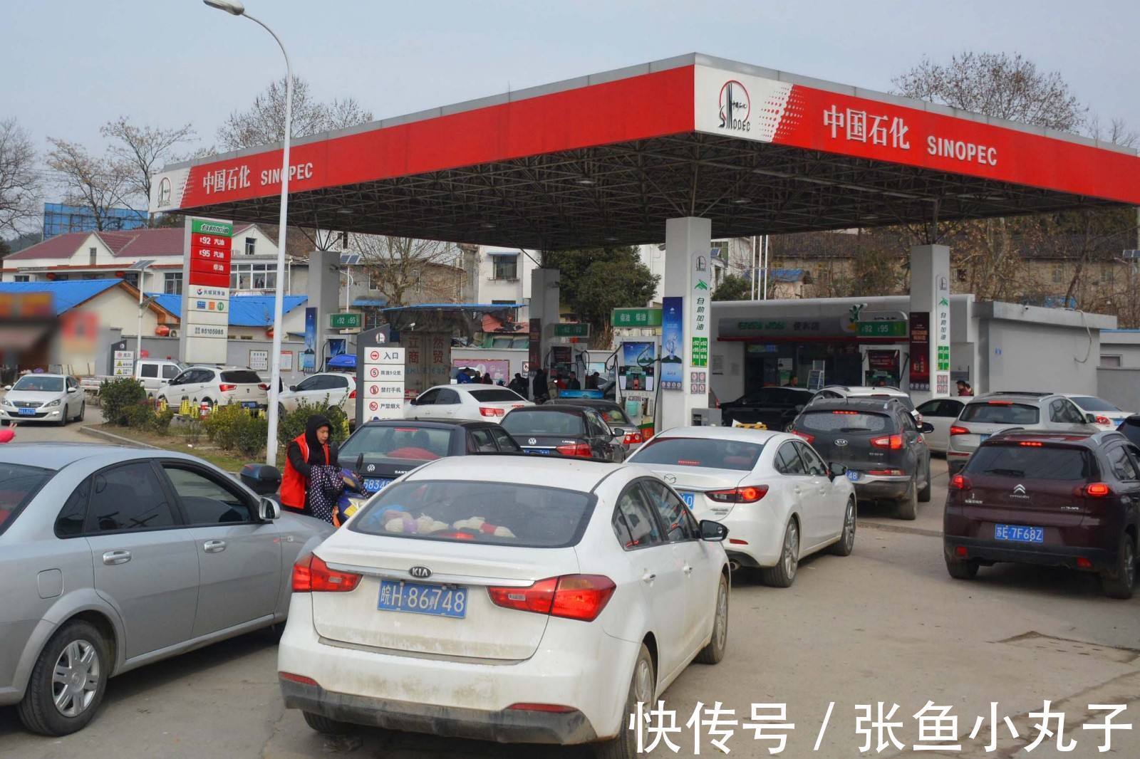 这5个行为是汽车加油的5大坑很多人有误解知道后才后悔2