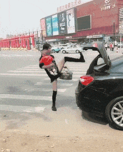 妹子|搞笑GIF：奶奶们好霸气哦