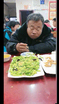 大哥|搞笑GIF：大哥，今天很高兴吧终于发工资了