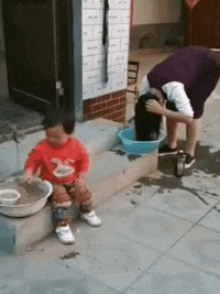 加油站|搞笑GIF:仅有的油跑到加油站,结果它竟然已经长草了?