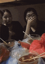 妹子|GIF趣图: 领导也不知道叫我什么事，一直这个表情