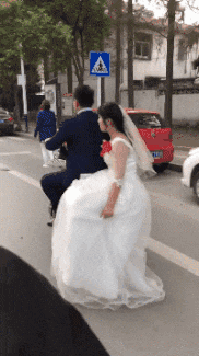 地上|搞笑GIF:买到了假鸡蛋,掉在地上会蹦