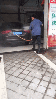 螃蟹|搞笑GIF: 还好以前练过一字马，不然这活没法接！