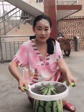 妹子|搞笑GIF趣图：姑娘你喝了多少酒才能醉成这样？这下丢人丢大了！