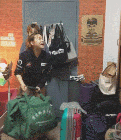 女孩子|搞笑GIF：当一个女孩子很长时间没有男朋友时