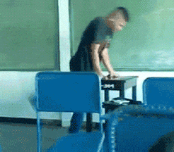 刷子|搞笑GIF: 看妹子这姿势, 看来没两把刷子还真干不了摄影呀!