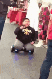 小伙子|搞笑gif: 终于知道小伙子为什么长这么胖,因为根本就迈不开腿!