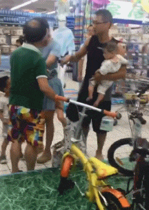 叉车|商场上碰到的, 不知道为什么就是觉得国人好没素质!