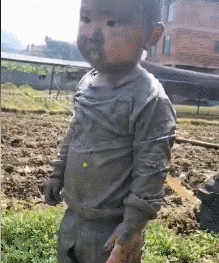 衣服|搞笑的GIF趣图：衣服洗一洗还能要，孩子就算了吧