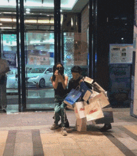 妹子|搞笑GIF:我以为再也不买带毛毛的衣服了