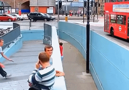 打手势|搞笑GIF：谁知道这妹子最后怎么样了