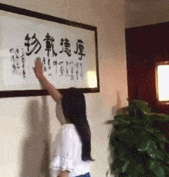 妹子|搞笑GIF动图：大爷，你悠着点，拍照就拍照别把妹子吓倒了！