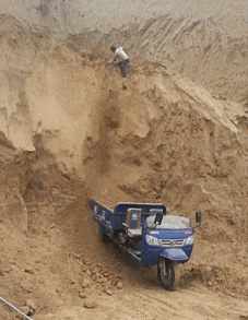 大爷|搞笑gif趣图:雨刷器摆动的一瞬间,我明白了这是何人所为,八成又是女司机了