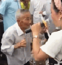 妹子|搞笑GIF趣图:妹子这是看到什么了,笑那么开心