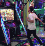 姑娘|搞笑GIF:我现在已经不玩这个了!太痛苦了!每次都这样!