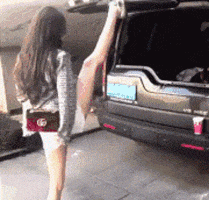 这辆|搞笑GIF：大哥，这么有情趣的裤子，和这辆车是配套的吗