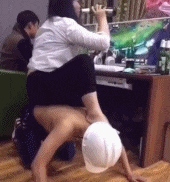 儿子|搞笑GIF：儿子，你为了老婆，这么做真的不值得！