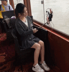 大哥|搞笑GIF：五菱不愧是大哥，天塌下来大哥顶着！