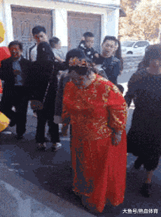 妹子|搞笑GIF：听说拍打更易吸收，看着好疼啊！