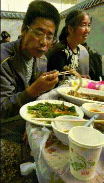 大爷|搞笑GIF：大爷，你吃的这是什么啊！鱼吗？这么长！