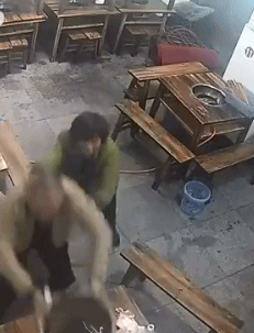 大姐|搞笑GIF图：大姐，你们两口子吵架凭什么打我？