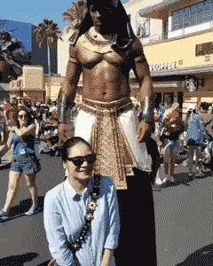 妹子|搞笑GIF趣图：大哥，你这有点太坏了，真是给妹子吓到了