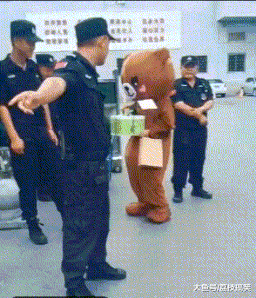 妹子|搞笑GIF:而我们的化学老师则可能是……