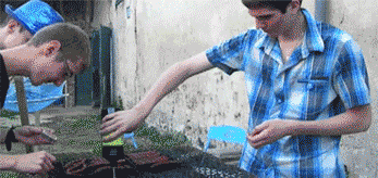 上水|搞笑GIF:新买的鞋子,绝对不能让它沾上水!