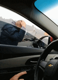 媳妇|搞笑GIF趣图：妹子，你干嘛，当着面也敢抢人家男朋友，你不知道对面姑娘很强悍吗