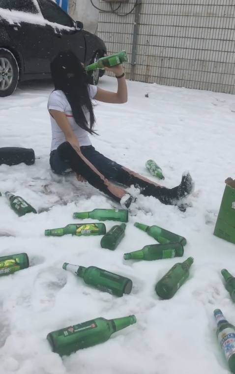 小伙|小伙趴在雪地里抱着女友的大腿崩溃大哭,原因让人大跌眼镜