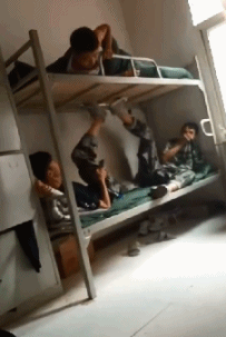 教室|搞笑GIF：到底是往左还是往右啊？