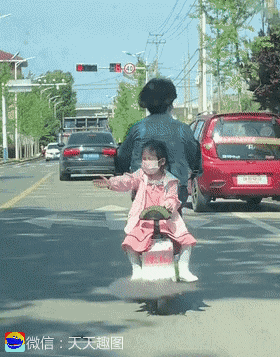 打手势|搞笑GIF：谁知道这妹子最后怎么样了