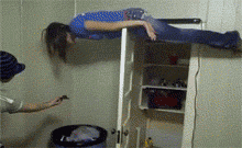 电动车|搞笑GIF动图:妹子这操作,看的我手疼