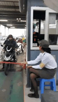 老婆|搞笑GIF趣图:小姐姐，你是我见过的最美的蜘蛛侠，给我签个名呗！