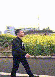 妹子|搞笑GIF：好心办坏事，你还摆造型，还不快跑呀！