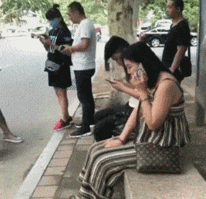 后坐力|搞笑GIF：这可是亲妈，亲的啊！爱吃手的习惯只能这样对付你了！