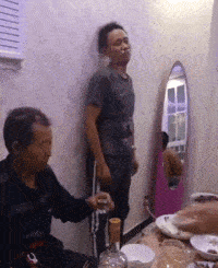 阿姨|搞笑GIF动图：大姐，你这个防雨装备根本就挡不了雨啊