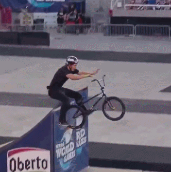 查克拉|搞笑GIF趣图:墙都不扶就服你,飞越吧,我的查克拉!