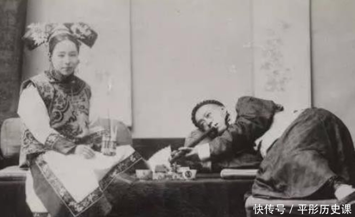 清末贵族老照片：图2女子抽大烟飘飘欲仙，图5八旗子弟在青楼享乐！ - 看看头条_中华网